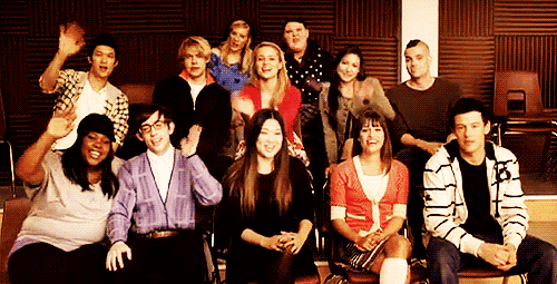 http://static.tumblr.com/2bd0e482ed8d4fbaade8d985dbf46797/7rakm0s/pwcmme1ot/tumblr_static_hi_glee_cast.gif