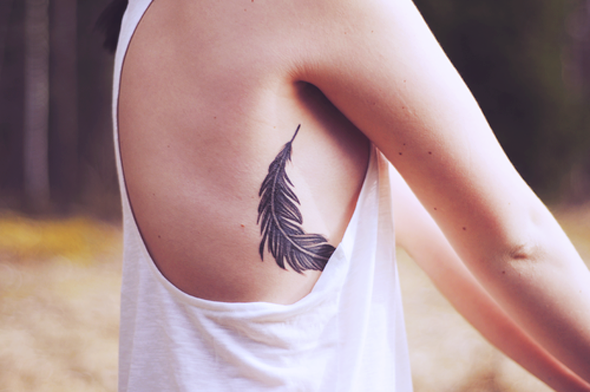 Imagem: google.com
Edição: www.quaseatoa.com tatuagem de pena na costela