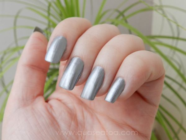 Imagem: Juliana Fachini - www.quaseatoa.com resenha esmalte claudia 401 prata realce