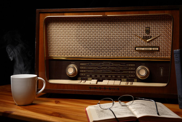 Imagem: www.flickr.com/photos/imh/3297961043/ radio livro e café