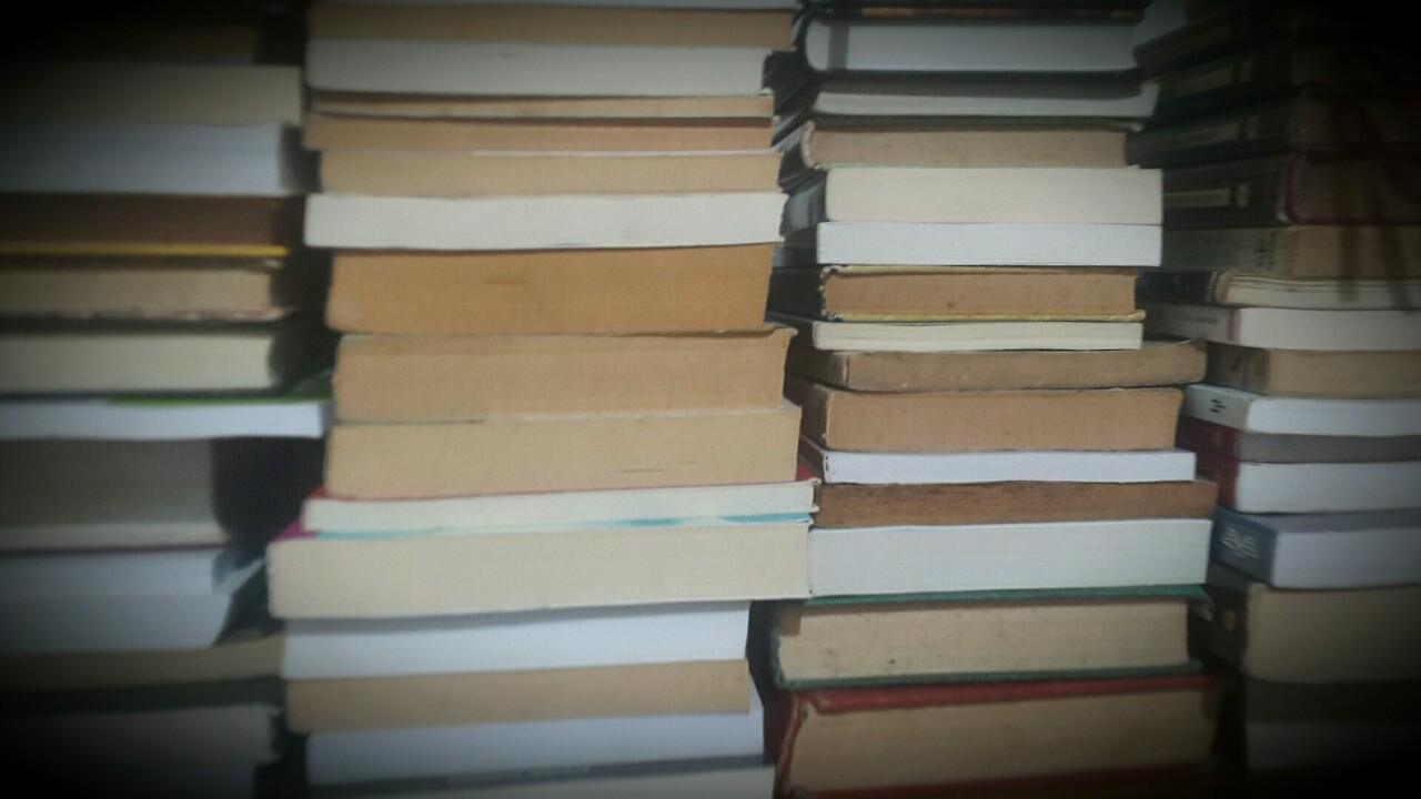 5 lugares donde guardar dinero en casa libreros. on Tumblr