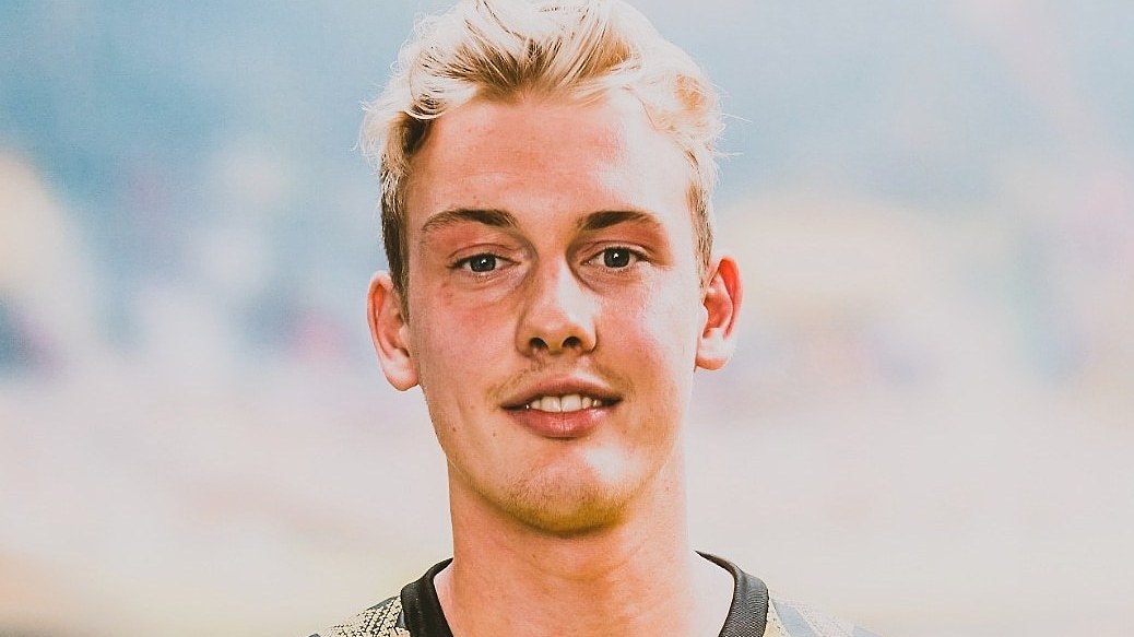 Für das blonde Teen bleibt es in der Familie Für das blonde Teen bleibt es in der Familie